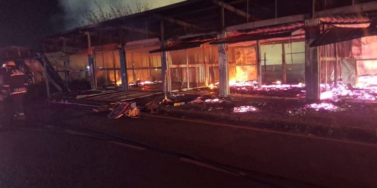 Caaguazú: incendio arrasa con siete casillas del área de servicios de los muebleros