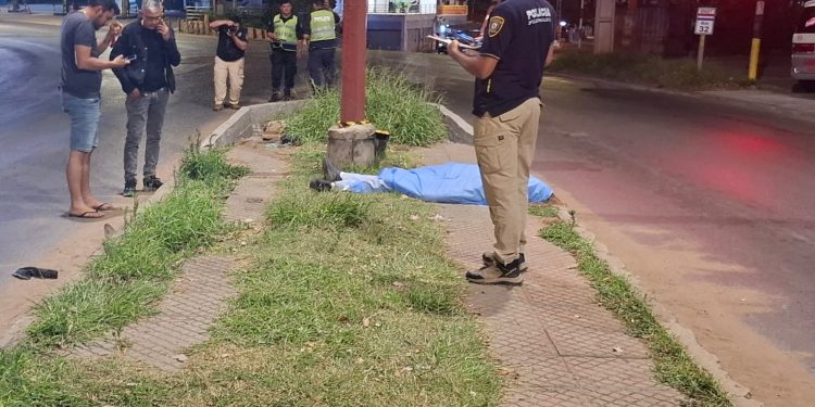 Joven motociclista pierde la vida al impactar contra una columna en la «Curva de la Muerte»