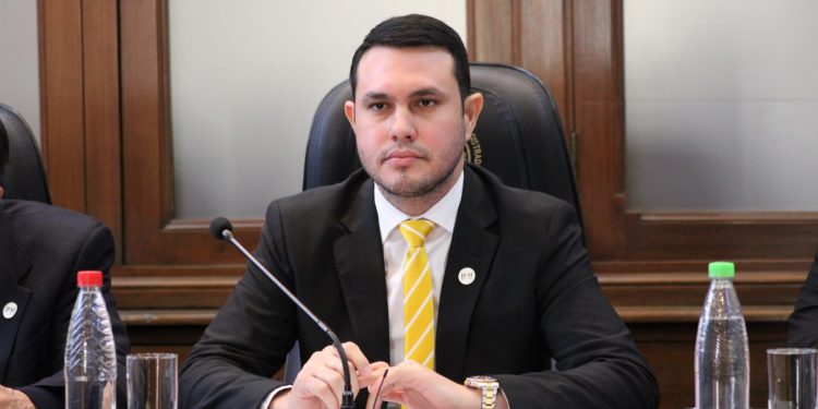 Corte Suprema suspende la matrícula de Hernán Rivas