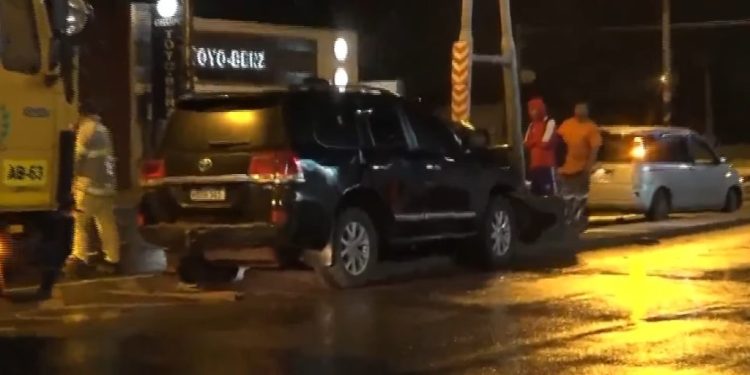 Mujer perdió control de su vehículo al esquivar a un perro y chocó