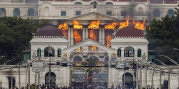 Desmienten muerte de esposa de un exprimer ministro nepalí atacada en protestas