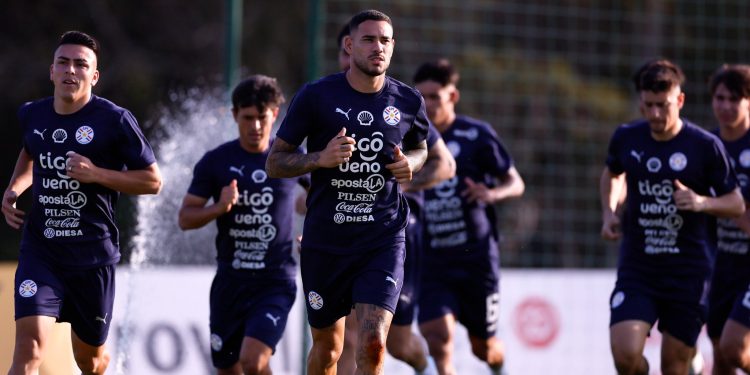 La Albirroja se movilizó por primera vez con miras al último combo