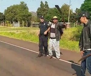 A punta de machete, «sin tierras» retuvieron a un comisario en Ybyrarovaná