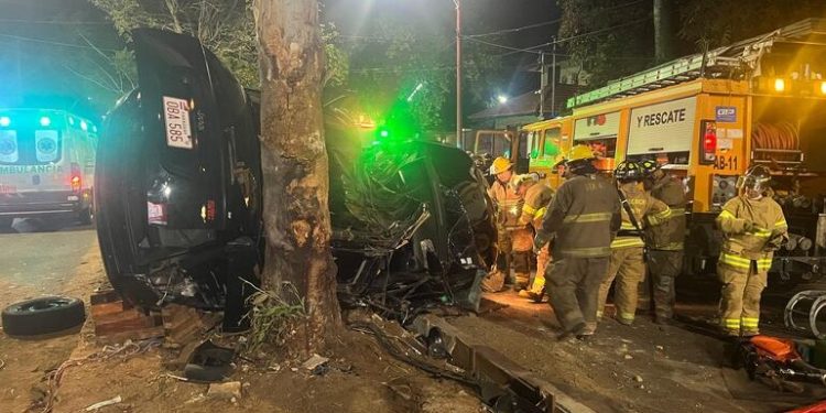 Fernando de la Mora: Joven conductor pierde la vida en percance vehicular