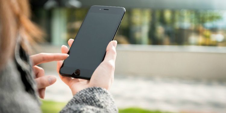 Parlamento francés propone prohibir Tik Tok y otras redes sociales a menores de 15 años