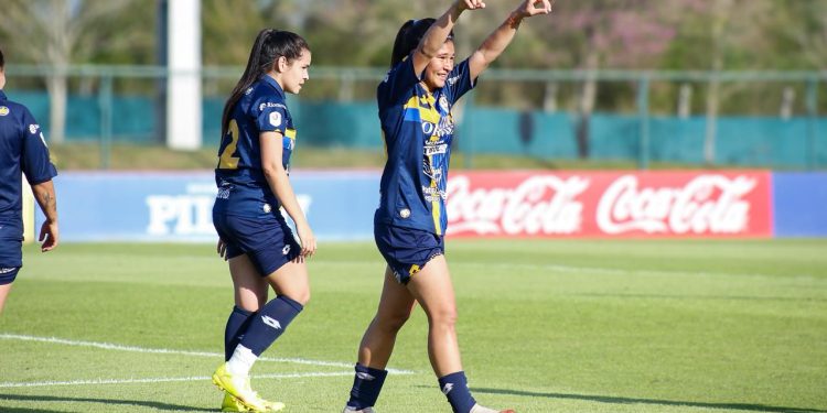 Sobre el final, Trinidense venció a Recoleta en el arranque de la Copa eFe