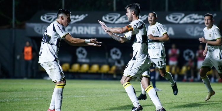 Recoleta remontó y se quedó con un triunfo clave ante Trinidense