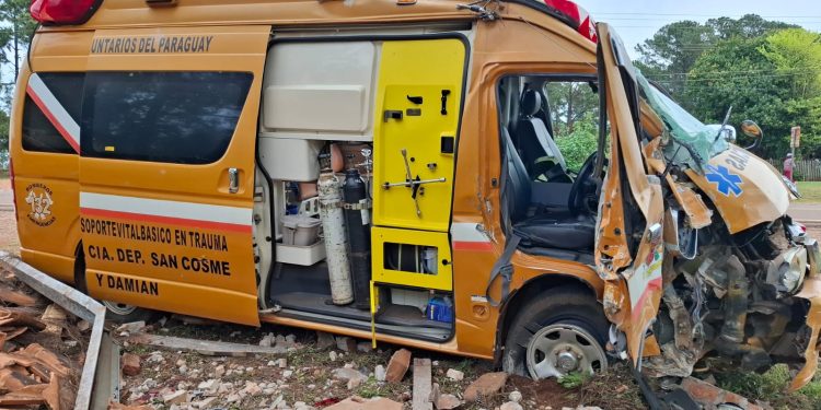 Vehículo de bomberos protagoniza siniestro vial en San Cosme y Damián