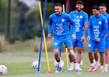 Con plantel semi completo, la Albirroja sigue preparándose para medir a Ecuador