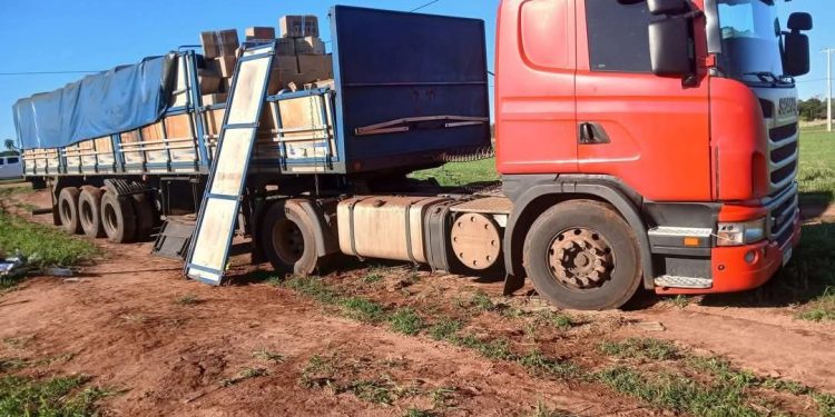 Simulan control policial y asaltan camión de encomiendas