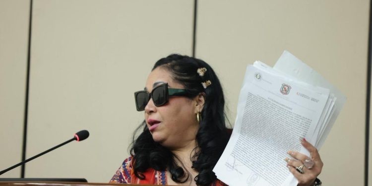 «Yamy Nal» es expulsada del Congreso