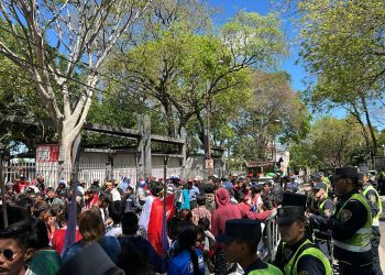 Originarios piden la reapertura del INDI manifestándose frente al Poder Judicial