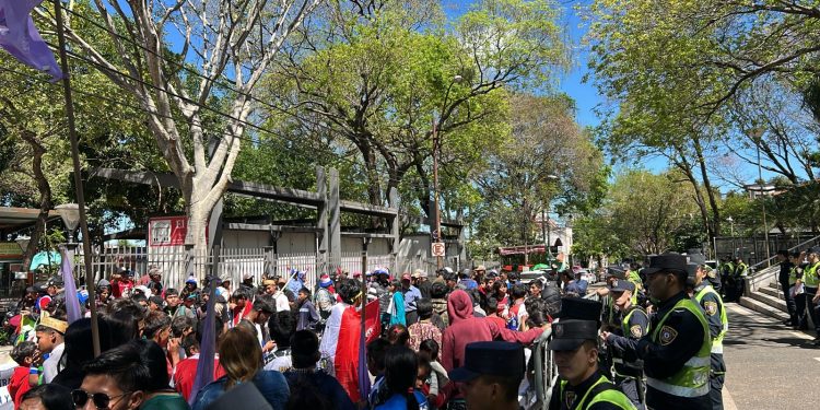 Originarios piden la reapertura del INDI manifestándose frente al Poder Judicial