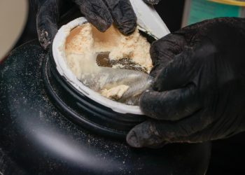 SENAD intercepta droga oculta en potes de proteína en polvo procedente de Estados Unidos