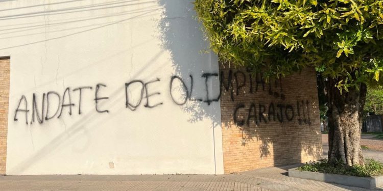 FAP repudia y denuncia pintadas amenazantes contra futbolistas del Olimpia