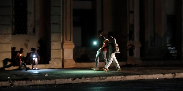 Reportan apagón masivo en varias provincias de Cuba