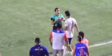 Indignante vídeo de agresión de jugador a árbitra en Colombia