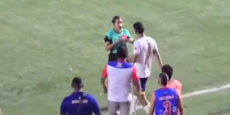 Indignante vídeo de agresión de jugador a árbitra en Colombia