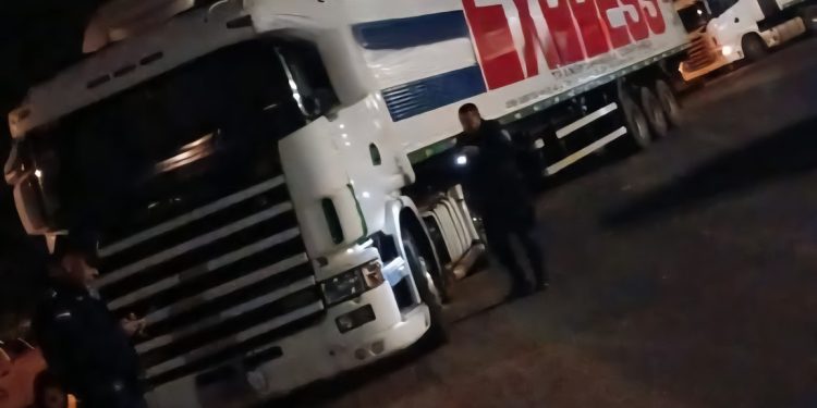 Policías resultaron heridos tras frustrar asalto a camión de encomiendas