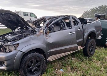 Un muerto y varios heridos dejó un vuelco de camioneta que transportaba caballos