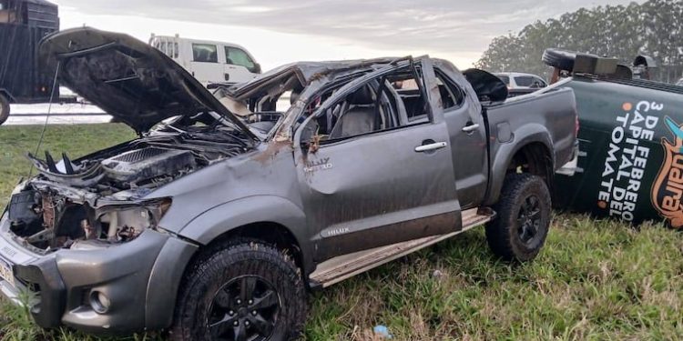 Un muerto y varios heridos dejó un vuelco de camioneta que transportaba caballos