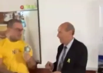 Psicólogos critican charla de salud mental de supuesto influencer en Colegio