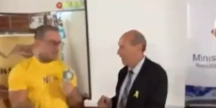 Psicólogos critican charla de salud mental de supuesto influencer en Colegio