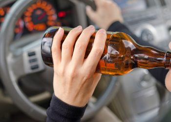 Fiscal imputa a mujer alcoholizada por numerosos delitos luego de accidente