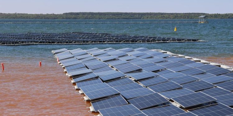 Itaipu completa montaje de planta solar flotante
