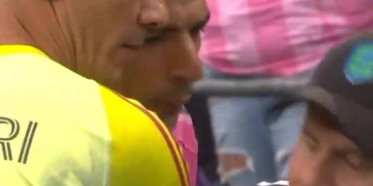 El escupitajo de Luis Suárez a un miembro del cuerpo técnico del Seattle Sounders