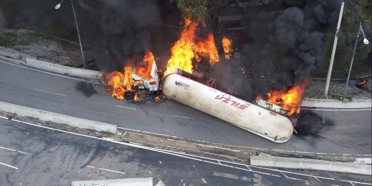 Sube a 9 la cifra de fallecidos por explosión de camión con gas en México