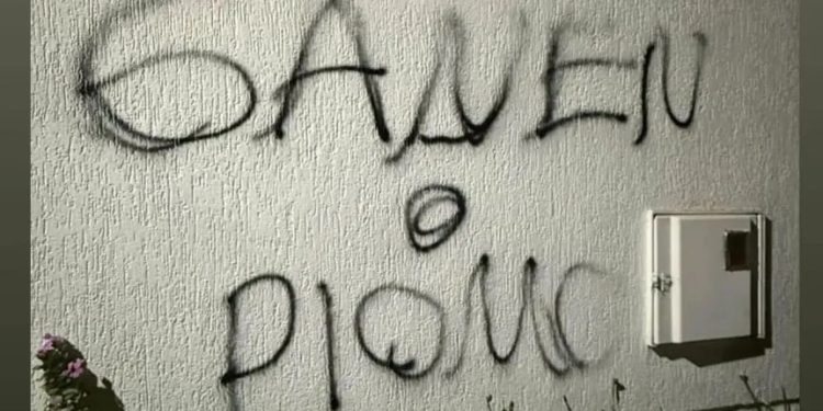 Arde Olimpia: aparecieron pintadas contra dos jugadores