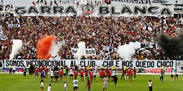 Hincha de Colo Colo muere tras caer del techo del Estadio durante Superclásico