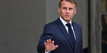 Parlamento francés destituyó al Primer Ministro y Macron deberá renovar su Gobierno