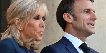 Macron presentará «pruebas científicas» para demostrar que su esposa es una mujer