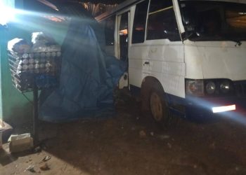 Minibús y sin frenos choca contra una despensa en CDE