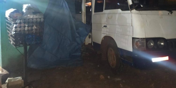 Minibús y sin frenos choca contra una despensa en CDE