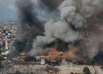 Manifestantes incendiaron el Parlamento y casas de políticos en Nepal