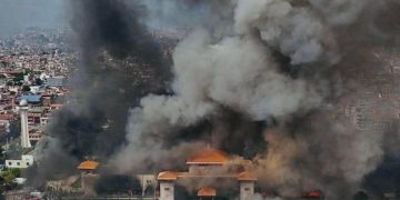 Manifestantes incendiaron el Parlamento y casas de políticos en Nepal