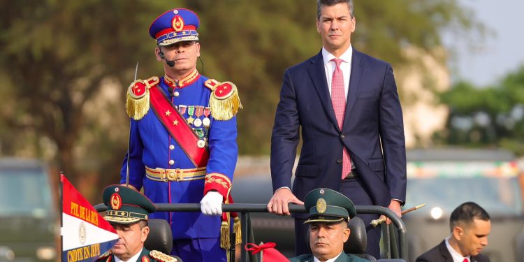 Santiago Peña designó a nuevos comandantes en Fuerzas Militares