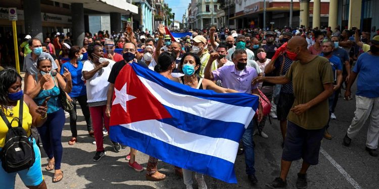 Cuba registra récord de más de 1.000 protestas contra régimen de Miguel Díaz-Canel
