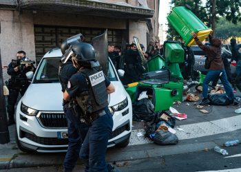 Francia bajo protestas por planes de ajustes económicos; unos 300 detenidos