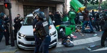 Francia bajo protestas por planes de ajustes económicos; unos 300 detenidos