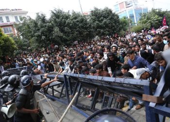 Renunció primer ministro de Nepal que había prohibido las redes sociales