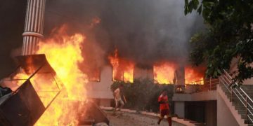 Murió quemada la esposa de exprimer ministro de Nepal durante protestas