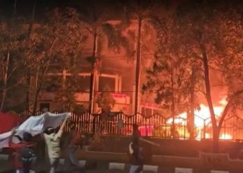 Queman parlamentos regionales tras aumento de sueldo a legisladores en Indonesia