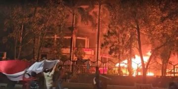 Queman parlamentos regionales tras aumento de sueldo a legisladores en Indonesia