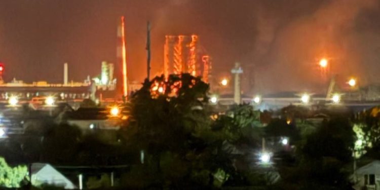 Ataque con drones provocó un incendio en refinería y limitó abastecimiento del Ejército de Moscú