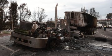 Suben a 15 los muertos por explosión de camión con gas en México