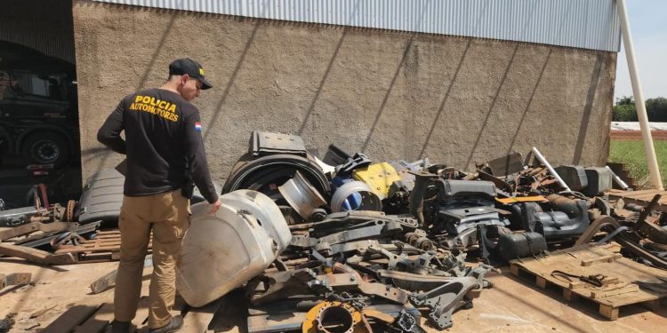 Clausuran local comercial por supuesta venta irregular de autopartes